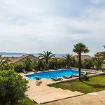 Vakantiehuis Modern With Pool