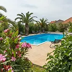 Vakantiehuis Modern With Pool *