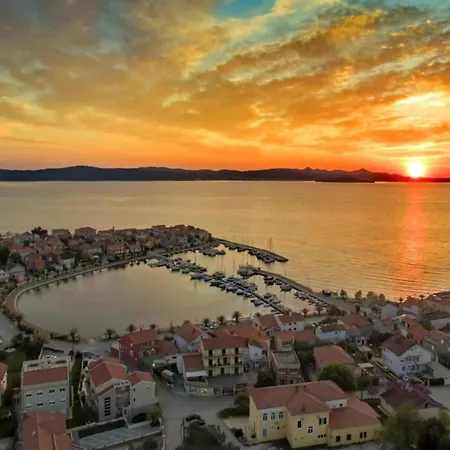 Modern With Pool Ferienhaus