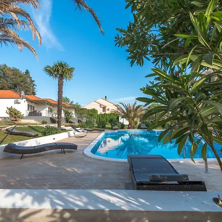 Vikendica Modern With Large Pool *