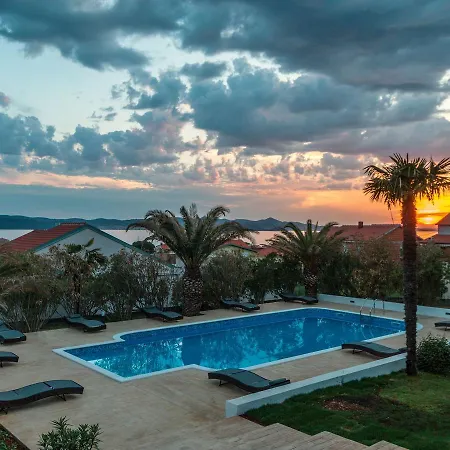 Vikendica Modern With Large Pool Bibinje
