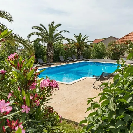Vikendica Modern With Large Pool *