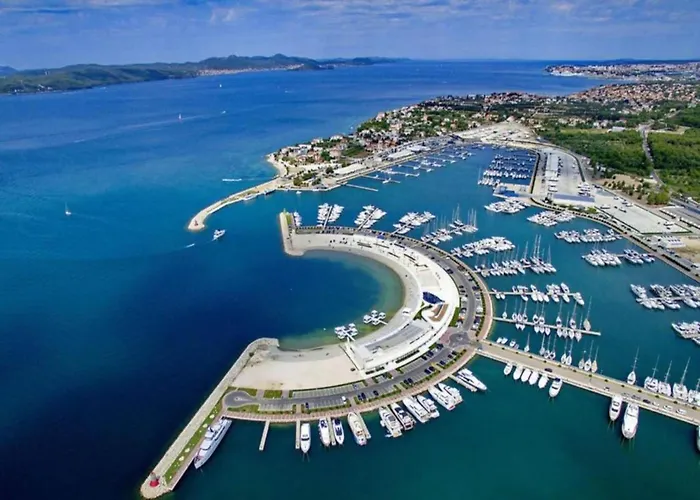 Vakantiehuis Modern With Pool