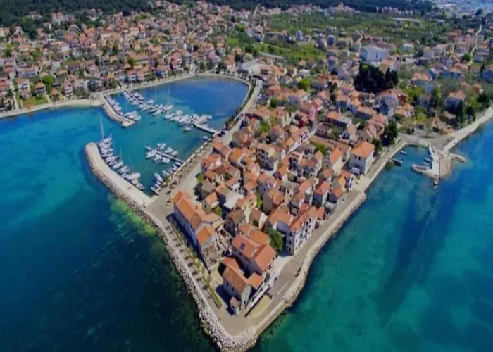 Vakantiehuis Modern With Pool *