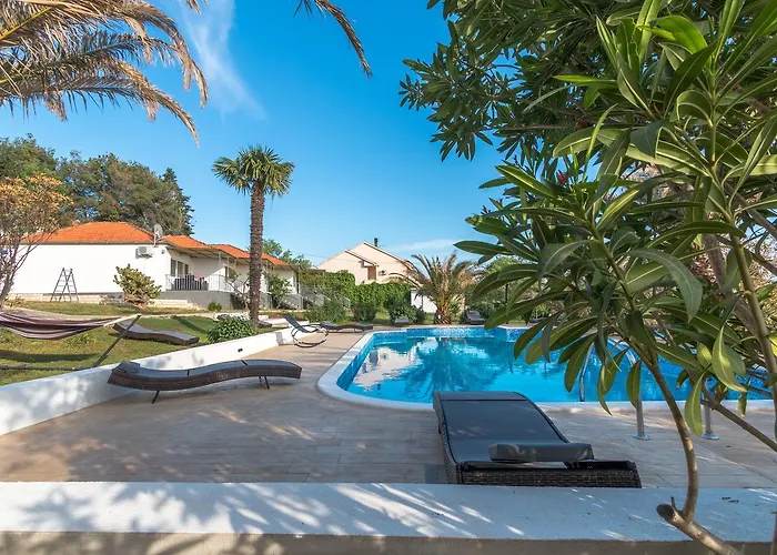 Vakantiehuis Modern With Pool *