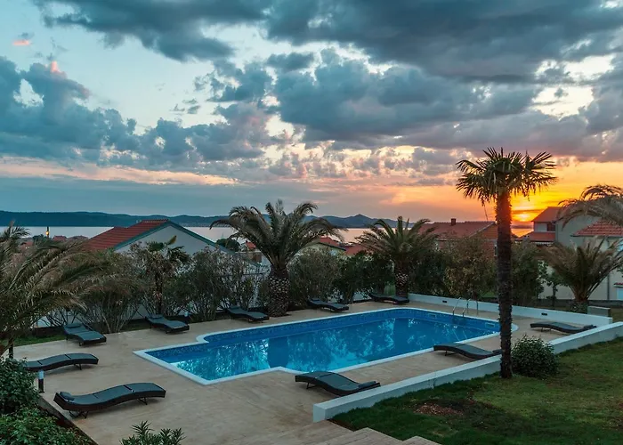 Vakantiehuis Modern With Pool Bibinje