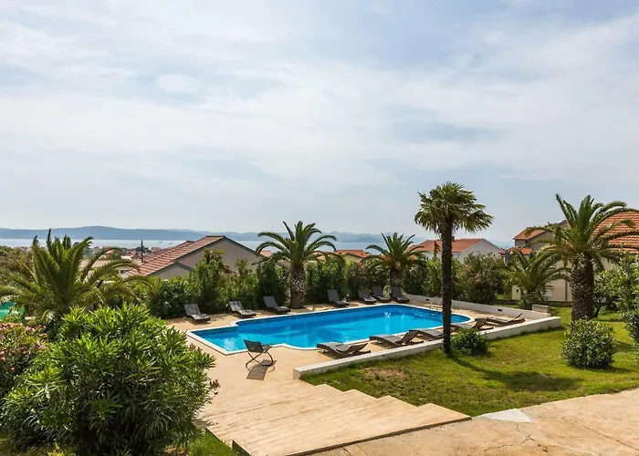 Vakantiehuis Modern With Pool