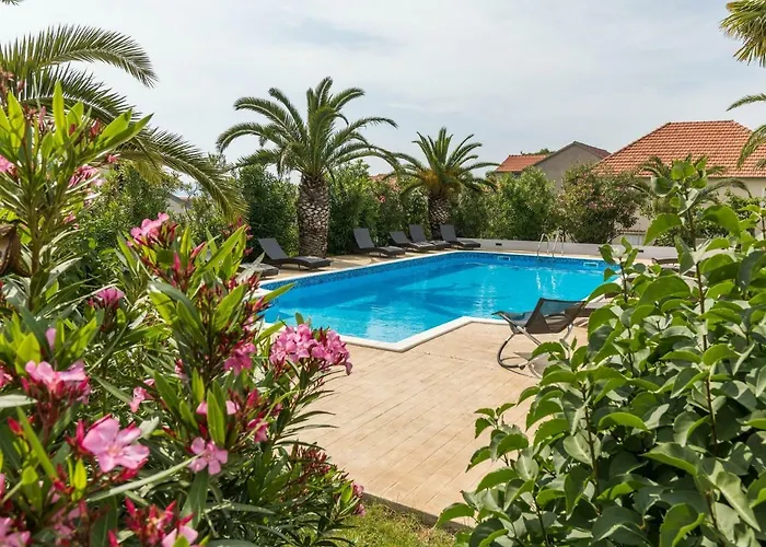 Vakantiehuis Modern With Pool *