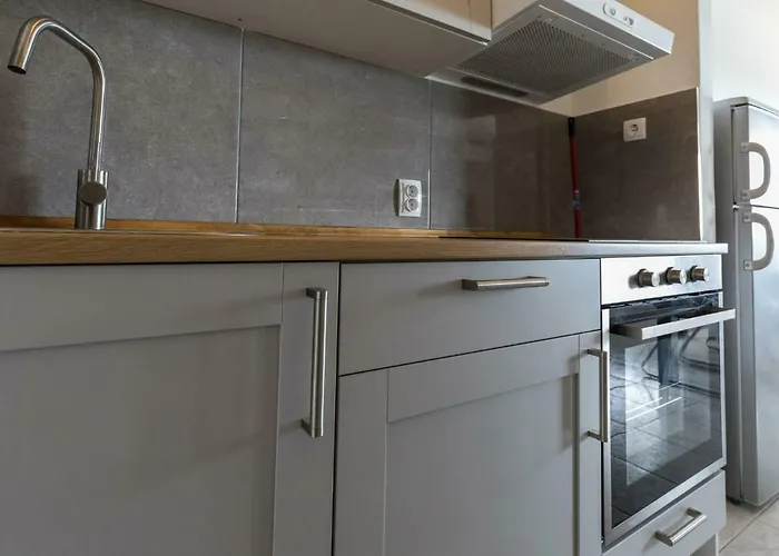 Vakantiehuis Modern With Pool